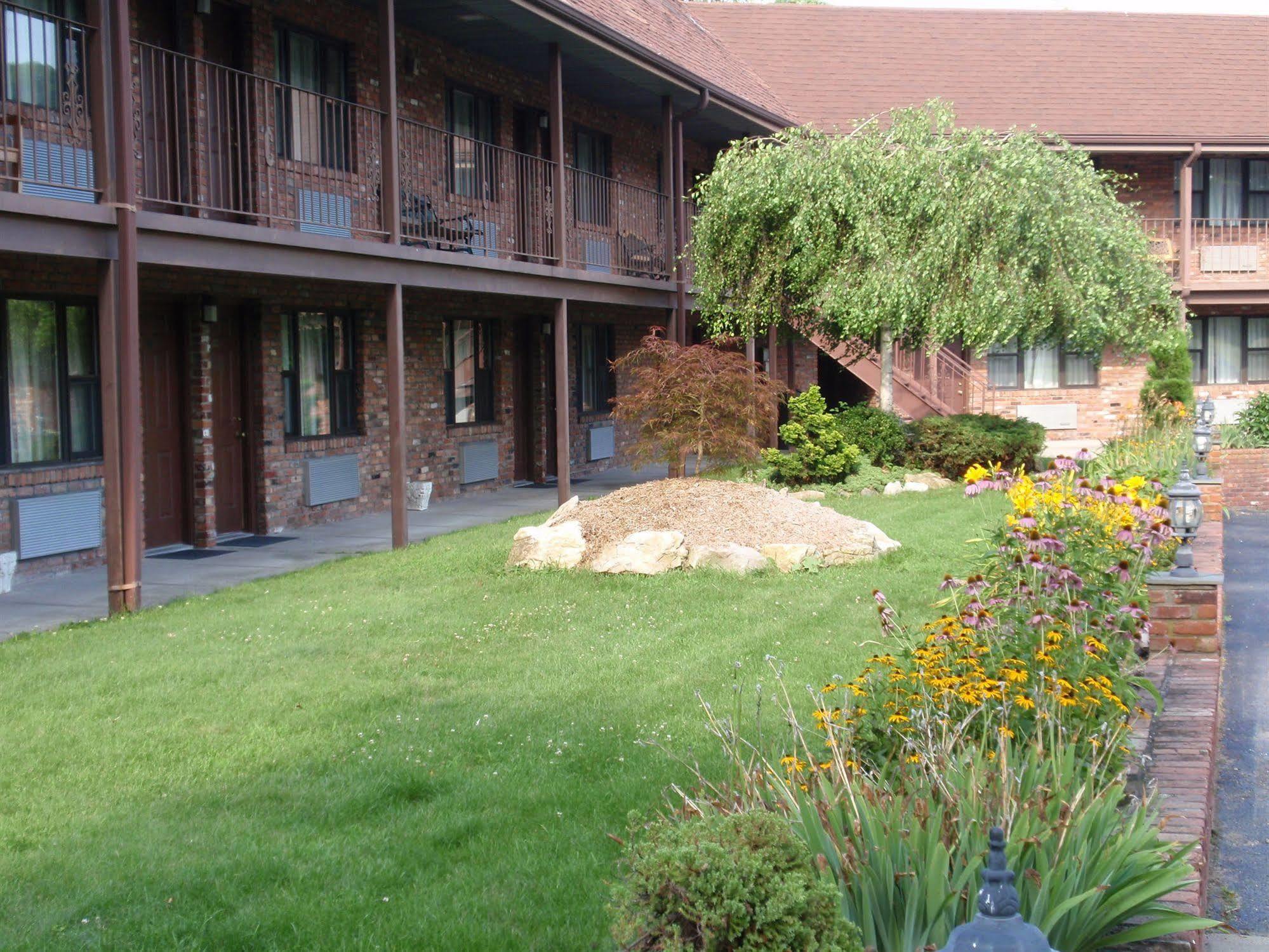 Chalet Inn & Suites Centerport Exteriér fotografie